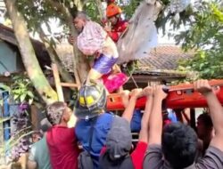 Dramatis! Damkar Evakuasi Pria Paruh Baya yang Alami Dislokasi Bahu di Atap Rumah