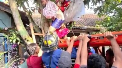 Dramatis! Damkar Evakuasi Pria Paruh Baya yang Alami Dislokasi Bahu di Atap Rumah