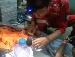 Damkar Sumedang Evakuasi Kaki Bocah yang Terjepit Penutup Saluran Air Kamar Mandi