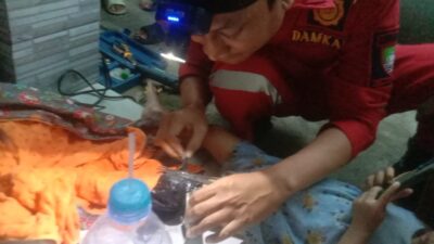 Damkar Sumedang Evakuasi Kaki Bocah yang Terjepit Penutup Saluran Air Kamar Mandi