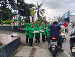 Jum’at Berkah, Prajurit TNI dan Ibu Persit di Tanjungsari Bagikan Takjil Gratis