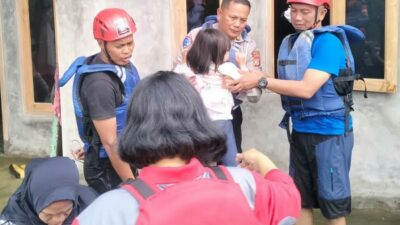 Banjir Membesar, Tim Gabungan Evakuasi Warga Terdampak di Baleendah