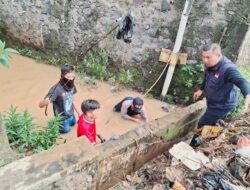 Gorong-gorong Tersumbat, Warga Jatinangor Cegah Banjir dengan Kerja Bakti