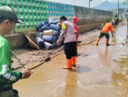 Aksi Polisi dan Warga Baleendah: Bersihkan Lumpur, Pulihkan Harapan Pasca Banjir