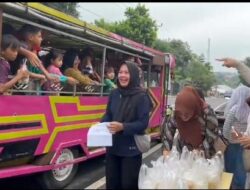 Tebar Keberkahan Ramadhan, Guru dan Siswa SDN Pasirimpun Situraja Sumedang Kompak Berbagi Takjil Gratis