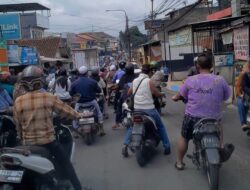 Arus Balik di Depan Pasar Parakanmuncang Cimanggung Padat Merayap