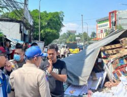 Kecelakaan di Babakan Ciparay, Truk Muatan Keramik Terguling Tutup Akses Jalan
