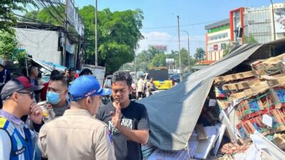Kecelakaan di Babakan Ciparay, Truk Muatan Keramik Terguling Tutup Akses Jalan