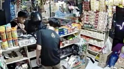 Viral Aksi Pria Palak Penjaga Warung Pakai Senjata Tajam di Sindangpanon