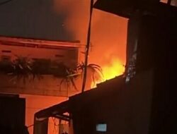 Api Melalap Bangunan Rumah Berlantai Dua di Babakan Ciparay