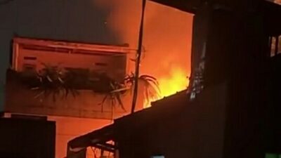 Api Melalap Bangunan Rumah Berlantai Dua di Babakan Ciparay