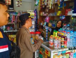Sisir Warung dan Toko, Satpol PP Sumedang Sosialisasikan Larangan Jual Rokok Ilegal