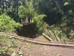 Jalan Cibeureum Wetan-Cisarua Sumedang Amblas, Akses Jalan Putus Total