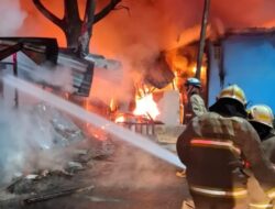 Kebakaran di Bandung Kidul, Warung BBM Eceran dan Rumah Hangus Dilalap Api