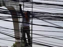Kabel Semrawut di Gerbang Masuk Sumedang Ditertibkan