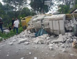 Tak Kuat Nanjak, Truk Hebel Terbalik di Tanjakan Cikuda Jatinangor Sumedang