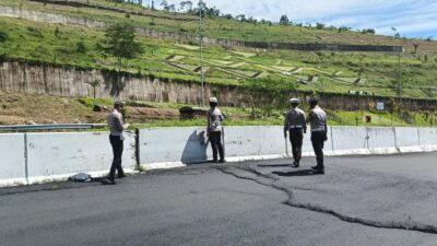 Retakan pada badan jalan Tol Cisumdawu KM 177 akibat pergerakan tanah