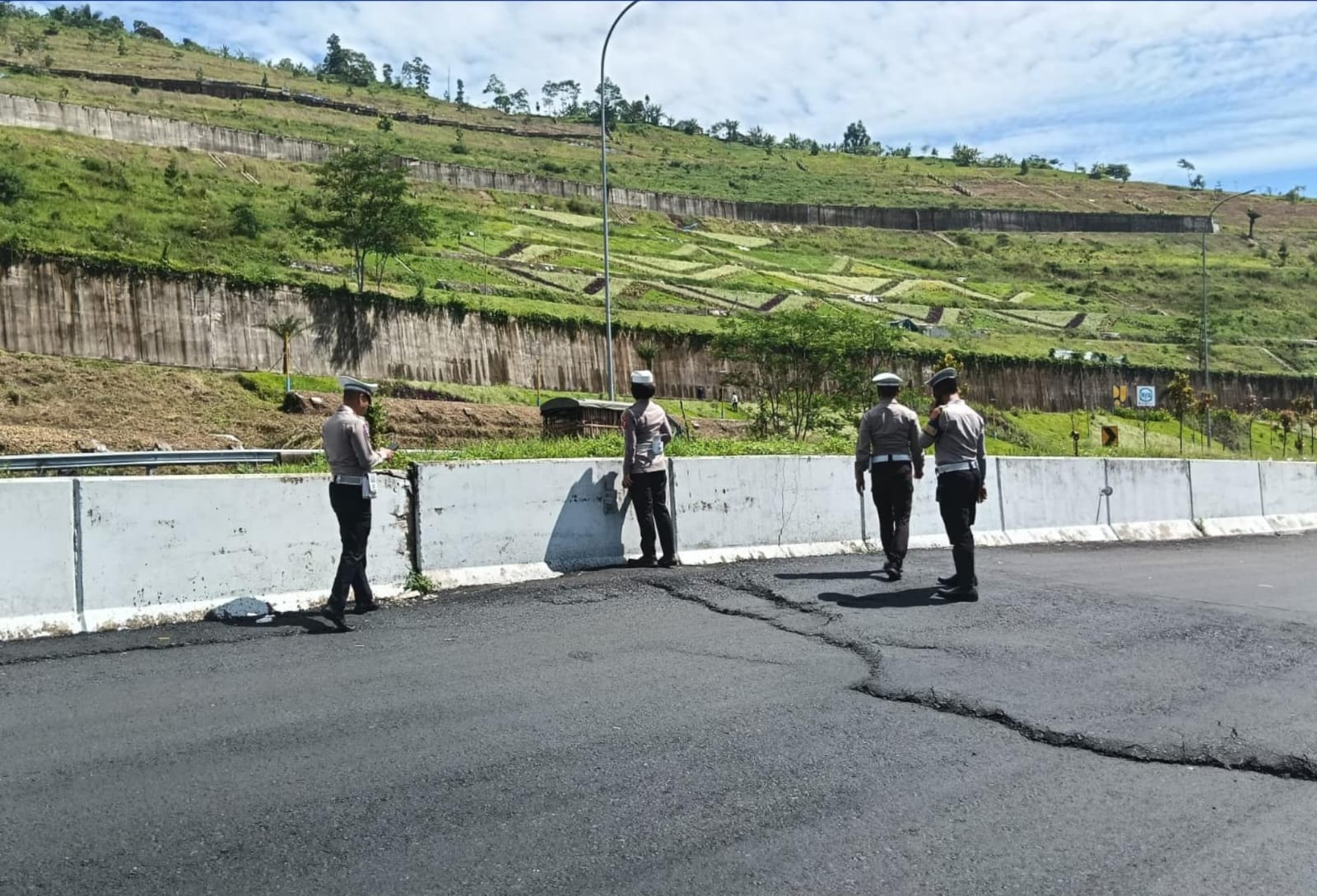 Retakan pada badan jalan Tol Cisumdawu KM 177 akibat pergerakan tanah