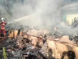 Sholat Idul Adha Lupa Matikan Tungku, Dua Rumah Ludes Terbakar di Jatinunggal Sumedang