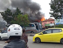 Ruko di Jalan Cipacing Jatinangor Sumedang Terbakar Hebat