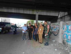 Ketangkap Basah Buang Sampah Sembarangan, Seorang Pria di Sumedang Diamankan Linmas