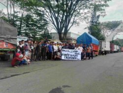 Tolak Kebijakan ODOL, Ratusan Sopir Truk di Sumedang Gelar Aksi Demo