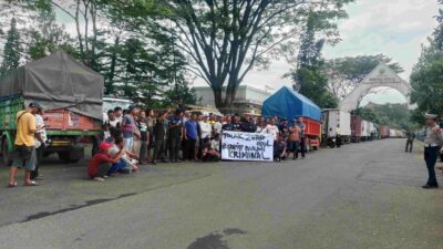 Tolak Kebijakan ODOL, Ratusan Sopir Truk di Sumedang Gelar Aksi Demo