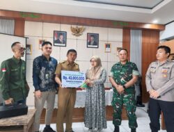 BPJS Ketenagakerjaan Sumedang Serahkan Santunan Rp42 Juta kepada Ahli Waris RT/RW Desa Cipeles