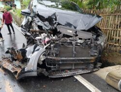 Truk Galian Tanah Tergelincir di Tanjakan Cirengganis Sumedang, Tabrak Toyota Rush hingga Ringsek