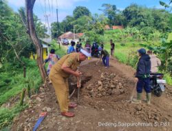 Warga Cilayung Sumedang Swadaya Perbaiki Jalan Amblas