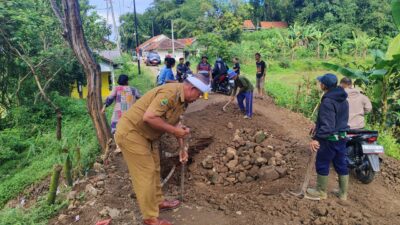 Warga Cilayung Sumedang Swadaya Perbaiki Jalan Amblas
