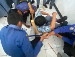 Pelajar di Sumedang Terjepit Kursi Sekolah, Damkar Turun Tangan