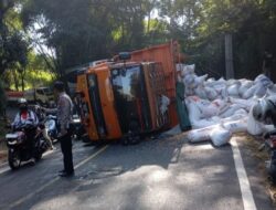 Truk Pengangkut Gabah Terguling di Jalan Raya Ir Soekarno Jatinangor Sumedang, Lalu Lintas Sempat Tersendat