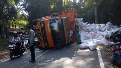 Truk Pengangkut Gabah Terguling di Jalan Raya Ir Soekarno Jatinangor Sumedang, Lalu Lintas Sempat Tersendat