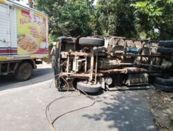 Patah As, Truk Bermuatan Pasir Terbalik di Tanjakan Cikandang Cimanggung Sumedang