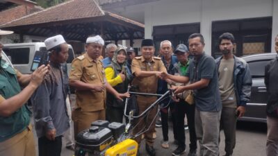 Dukung Peningkatan Produksi Pertanian, DPKP Sumedang Salurkan Bantuan Alsintan bagi Kelompok Tani