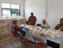 Desa Sirnamulya Sumedang Salurkan Bantuan Pangan ke 917 KK Kurang Mampu