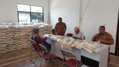 Desa Sirnamulya Sumedang Salurkan Bantuan Pangan ke 917 KK Kurang Mampu