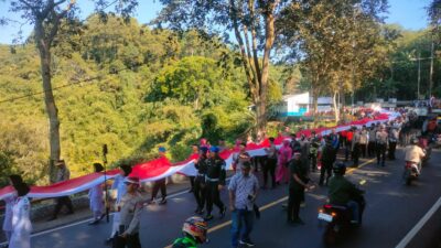 Bendera Merah Putih Sepanjang 1 Kilometer Berkibar di Cadas Pangeran Sumedang