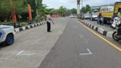 Truk Senggol Motor, Ibu dan Anak Terjatuh di Bundaran Binokasih Sumedang