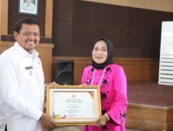 Notaris Asal Buahdua Raih Penghargaan Usai Sumbang Pajak BPHTB Rp 5,1 Miliar
