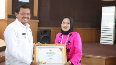 Notaris Asal Buahdua Raih Penghargaan Usai Sumbang Pajak BPHTB Rp 5,1 Miliar