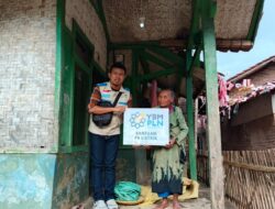 Pegawai PLN UP3 Sumedang Gotong Royong Berdonasi Hadirkan Listrik Gratis