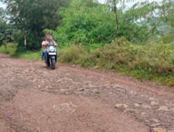 Infrastuktur Jalan Akses Desa Mekar Rahayu Sumedang Selatan ‘Amburadul’