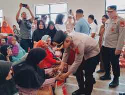 Ratusan Warga Desa Mulyasari Dapat Bantuan Beras dan Minyak Goreng dari Polres Sumedang