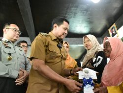 Tujuh Warga Terdampak Pergerakan Tanah di Sumedang Terima Kunci Rumah Relokasi