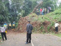 Longsor Tutup Ruas Jalan Sumedang–Subang, Arus Lalulintas Sempat Terhenti Total
