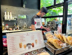 Di Bawah Teduh yang Tak Pernah Tumbang, Kisah Neduh Kopi Menjaga Ruang Hangat di Tengah Kota Bandung