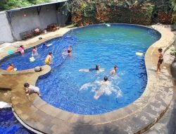 Makan Sambil Anak Renang Gratis? Yuk ke RM Batu Alam Rancakalong