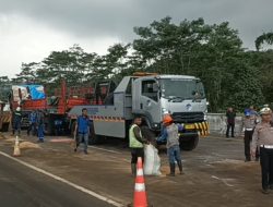 Truk Pupuk Mundur dan Terbalik di Tol Cisumdawu Sumedang, Tiga Nyawa Melayang